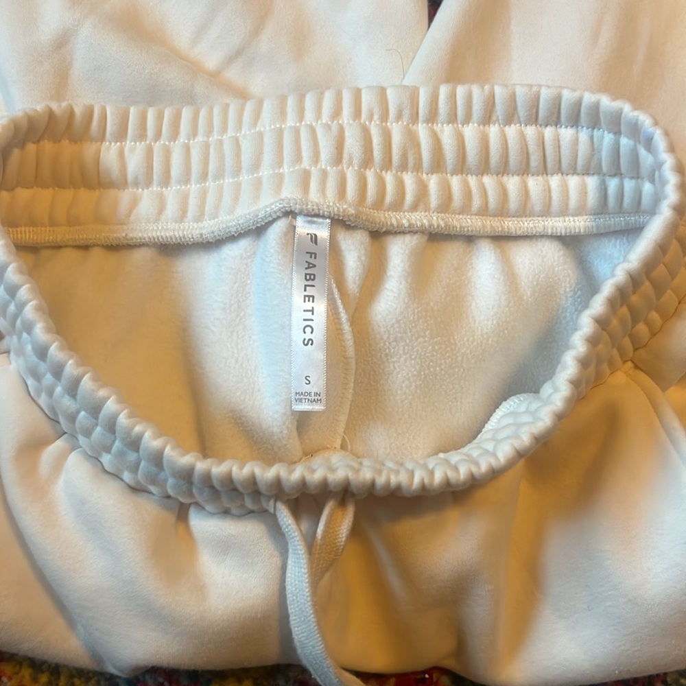 Fabletics Material Soft And Cream Color - image 3